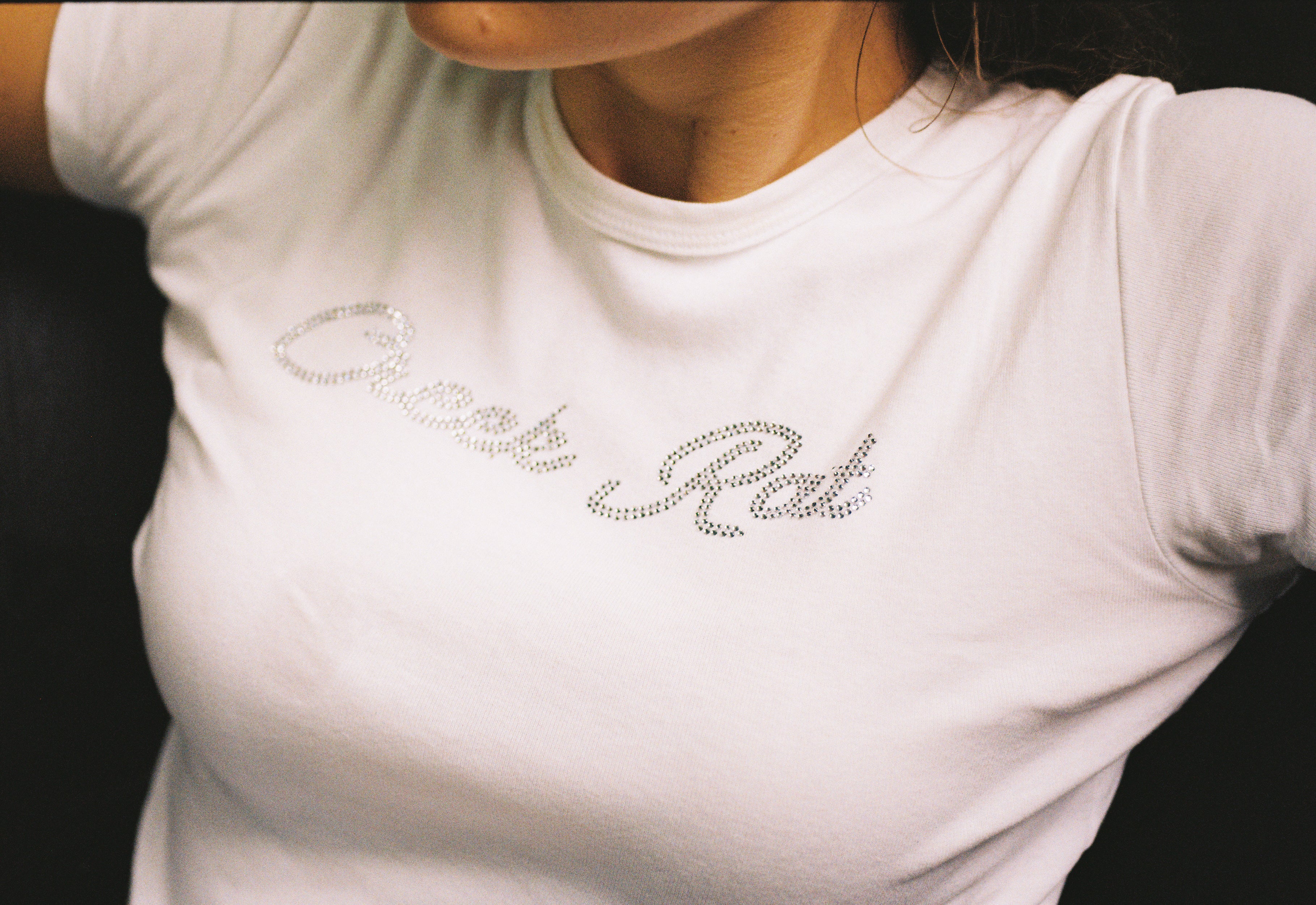 トップス RHINESTONE OG LABEL BABY TEE WHITE Rhinestone Baby Tee – Creek Rat